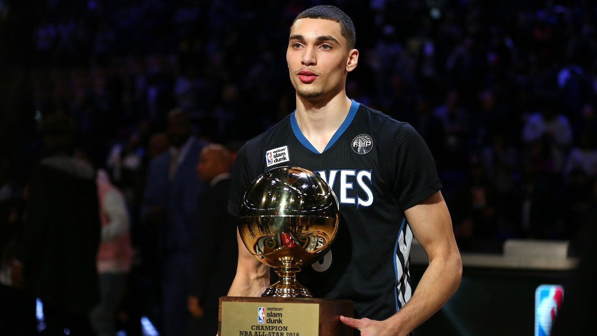 广厦爆冷终结独行侠连胜,浓眉却打出了生涯夜之华章,双城记下的篮球隐喻